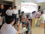 我院专家志愿者“爱眼日”献爱心