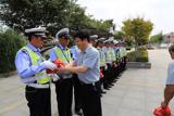 院领导慰问一线执勤交警