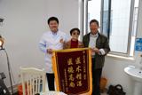 妙手回春治病患  精湛医术获赞许