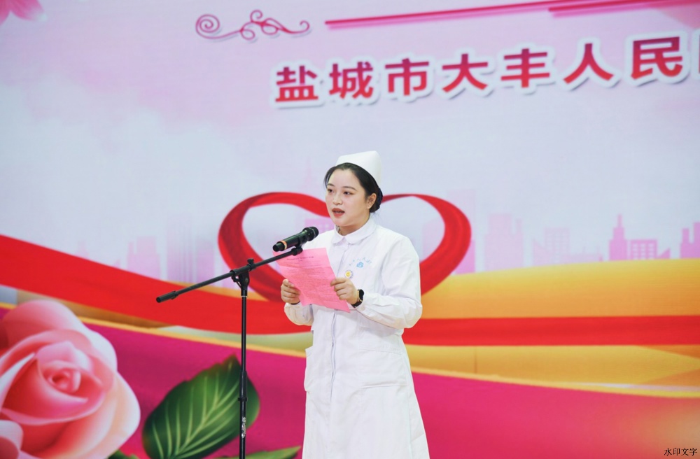 新入职护士代表韦焦悦发言.jpg