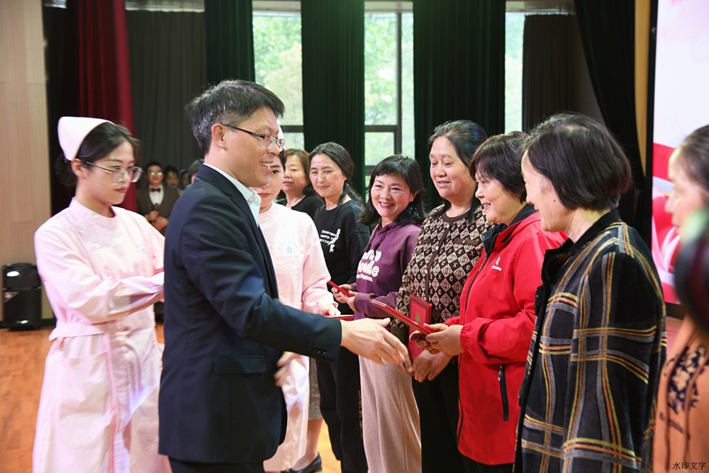 院长杨维平为光荣退休的护理前辈发放荣誉证书.jpg